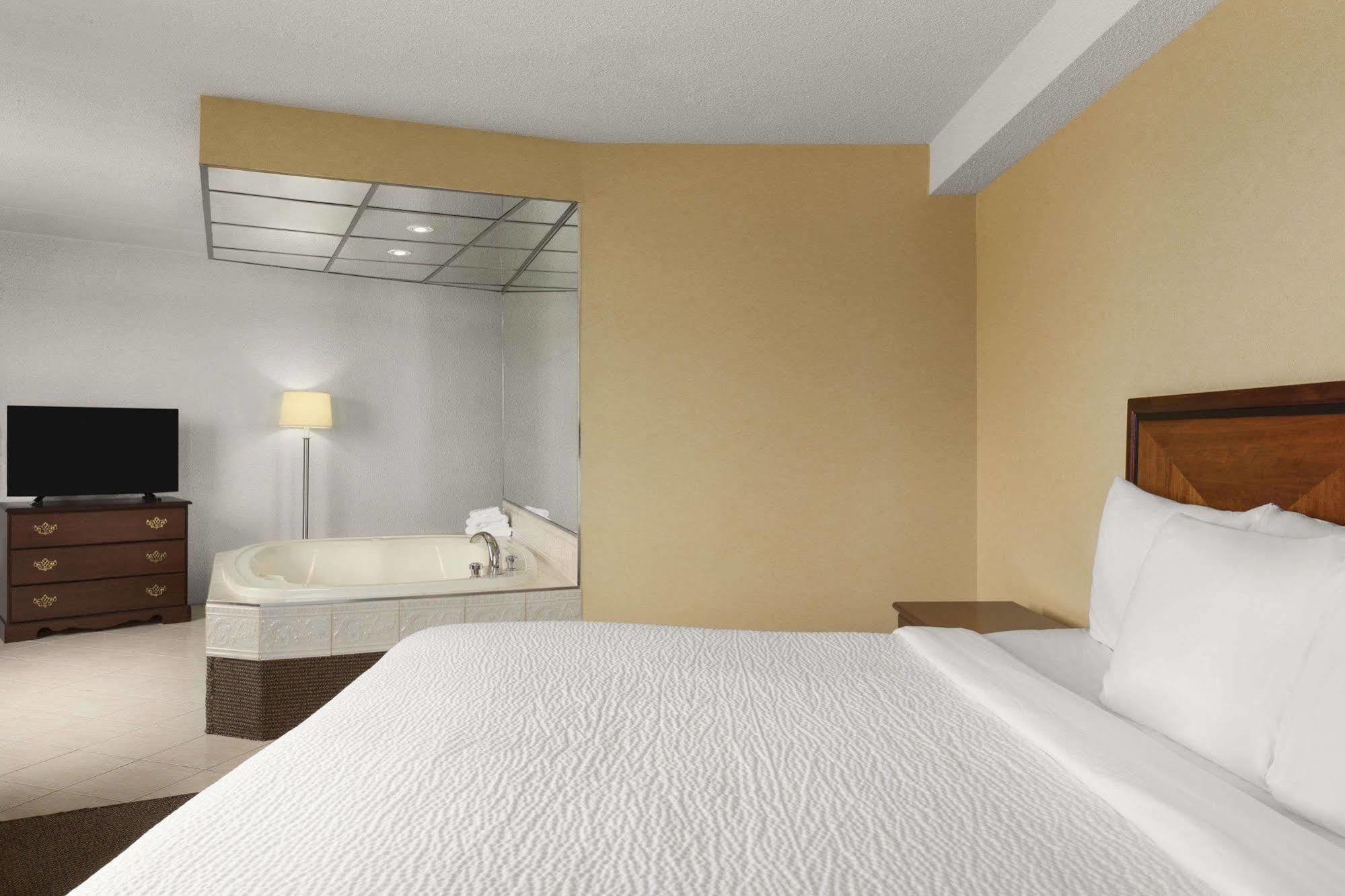 Days By Wyndham Fallsview 3* Niagara Falls